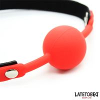 LateToBed Ball Gag in silicone con lucchetto (Rosso), immagine 4